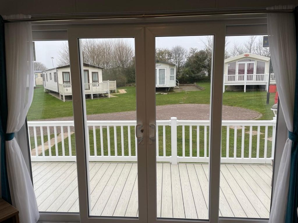 6 Berth Comfy Homely Caravan, Dog Friendly Belton with Browston Екстериор снимка