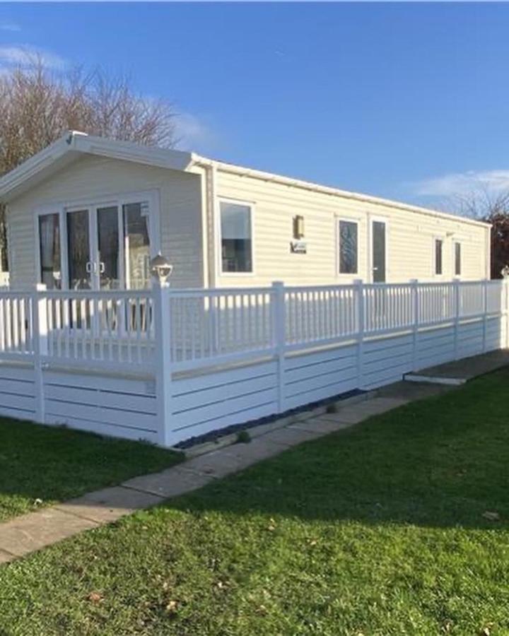 6 Berth Comfy Homely Caravan, Dog Friendly Belton with Browston Екстериор снимка
