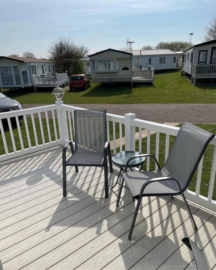 6 Berth Comfy Homely Caravan, Dog Friendly Belton with Browston Екстериор снимка